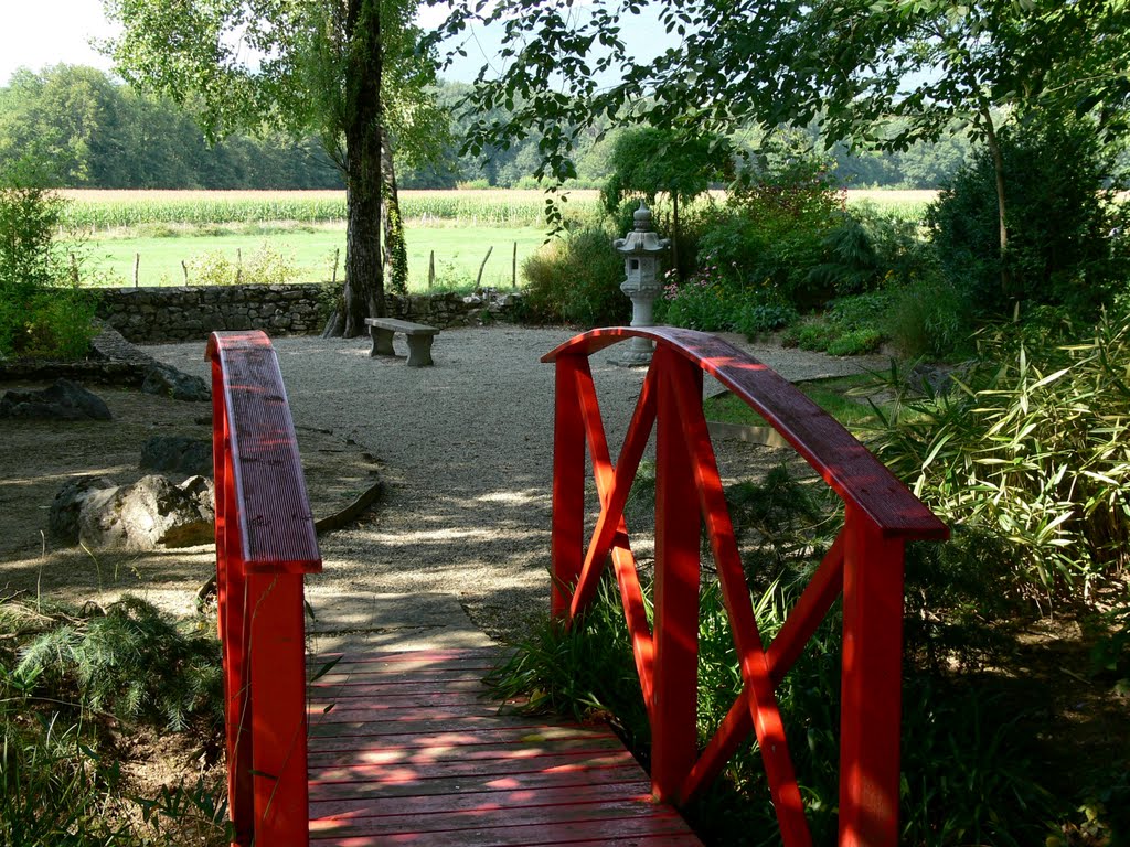 Tombe de Paul Claudel - Brangues (Isère) by Naru Kenji