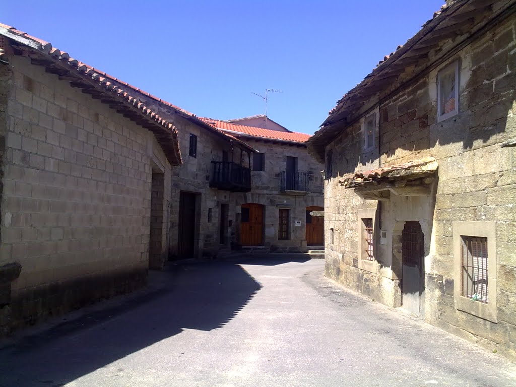 Calle Emilio Fernández, Villardeciervos by o rey do café