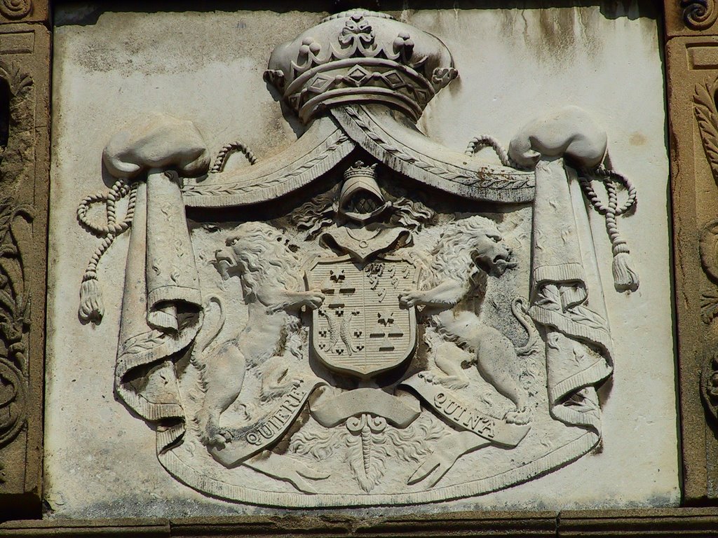 Blason sur porche d'entrée du château de Layé à Vinzelles by gsrider