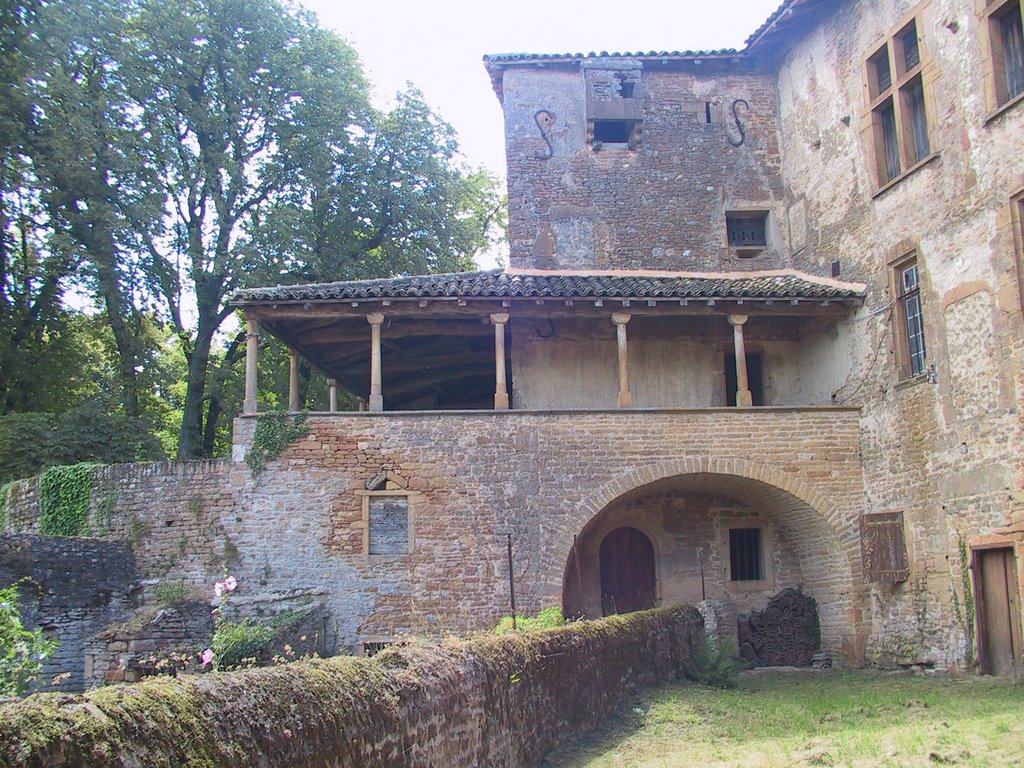 Galerie Maconnaise du vieux château de Vinzelles by gsrider