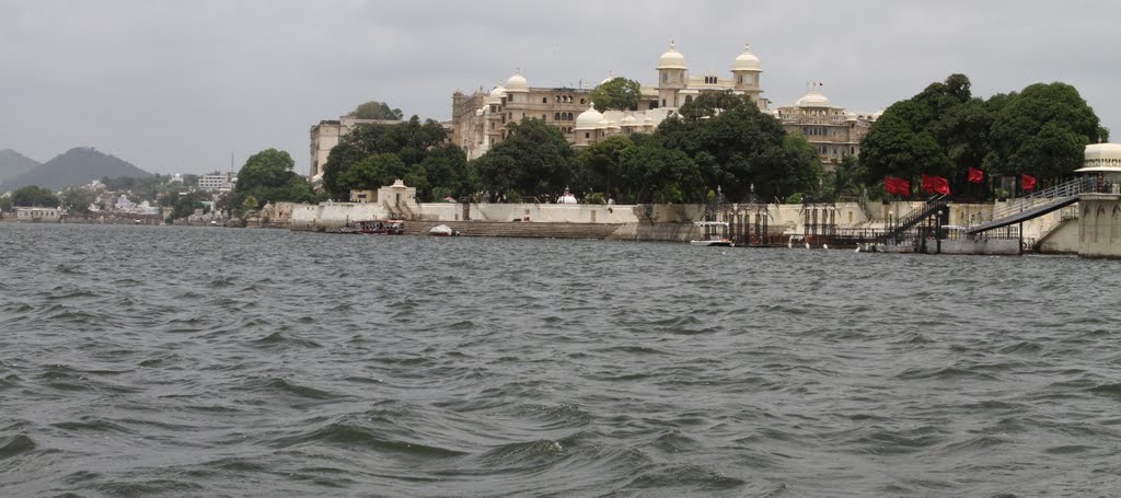 Pichola sailing by luciano mantovani