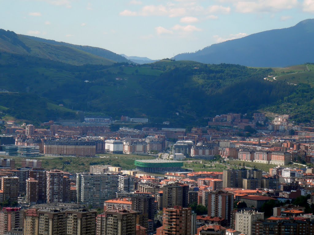 Vista de los barrios de Txurdinaga, Santutxu y Miribilla desde la Carretera de Santa Marina; en el centro, el estadio Bilbao Arena by xabier3007