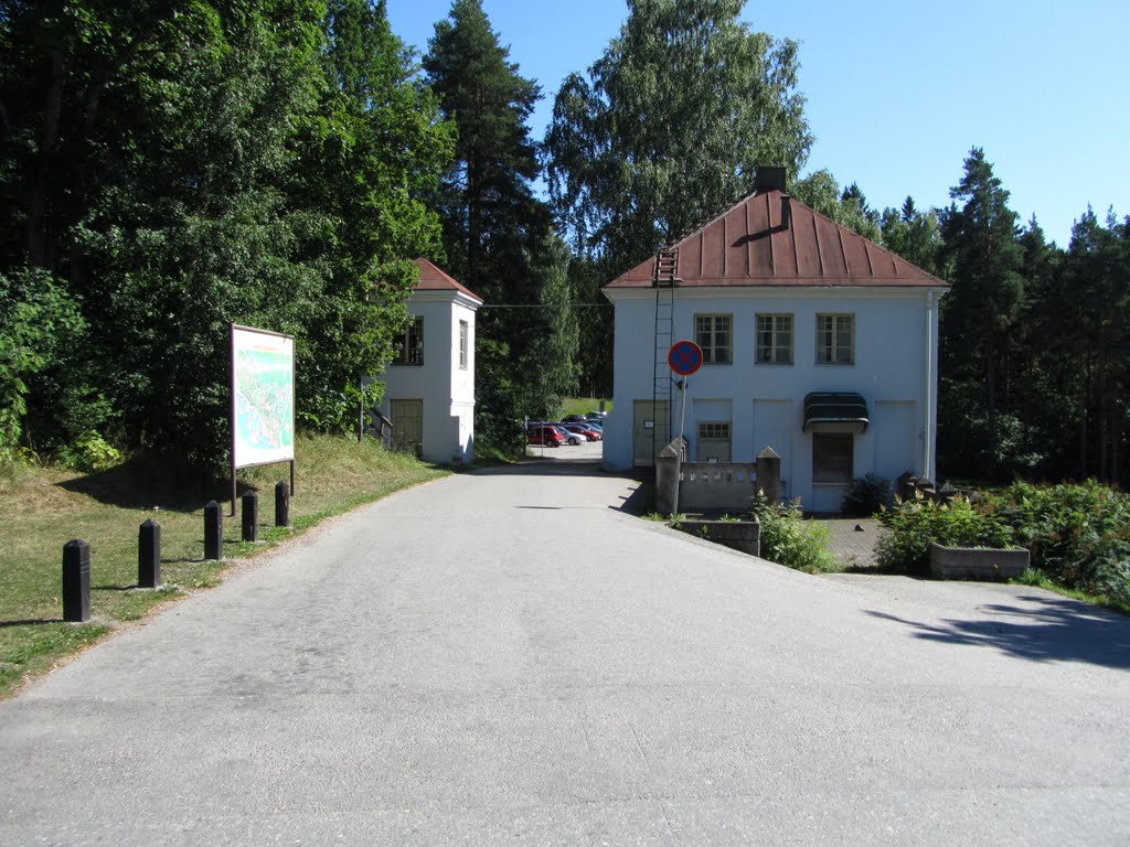 Gate of the Mukkula manor area by Petri Saarinen