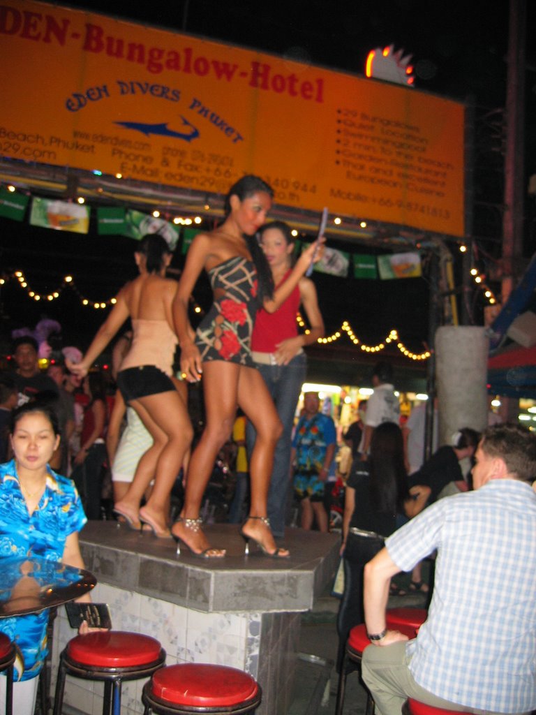 Tanzbar in Patong Beach by Ted Teddy