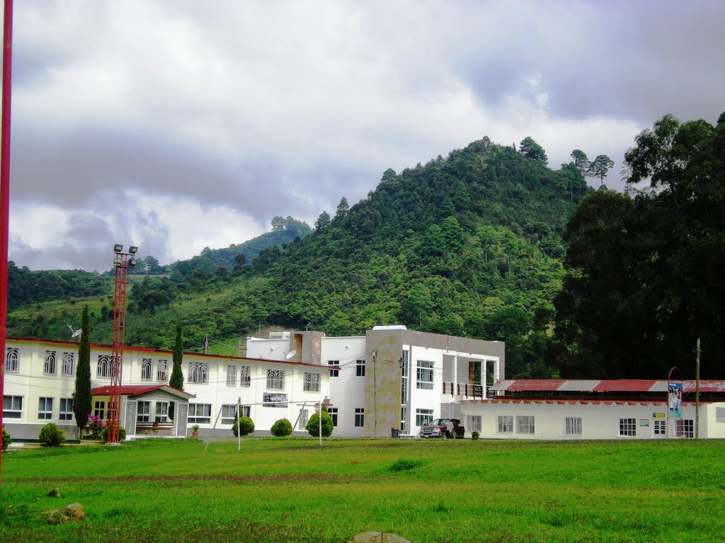 Edificios nuevos en la Universidad Linda Vista, Pueblo Nuevo, Solistahuacán, Chiapas by José Luis Pérez