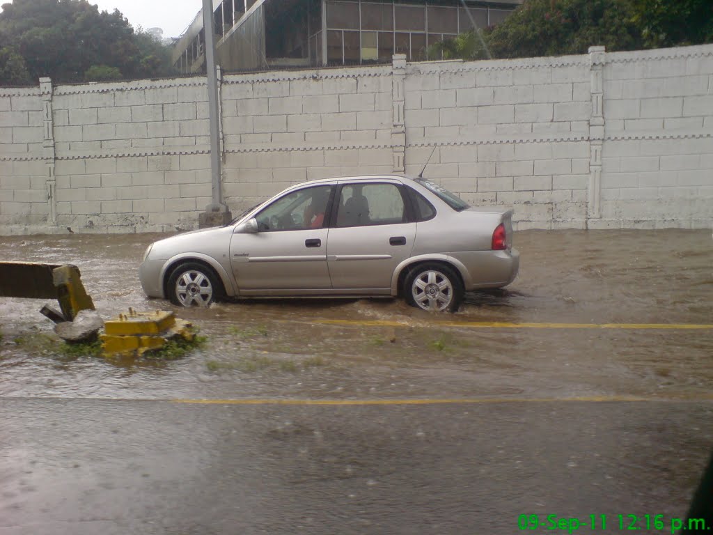 Autopista Francisco Fajardo, Inundada por fuerte aguacero, El Paraiso, Caracas, Venezuela. by palmer_818