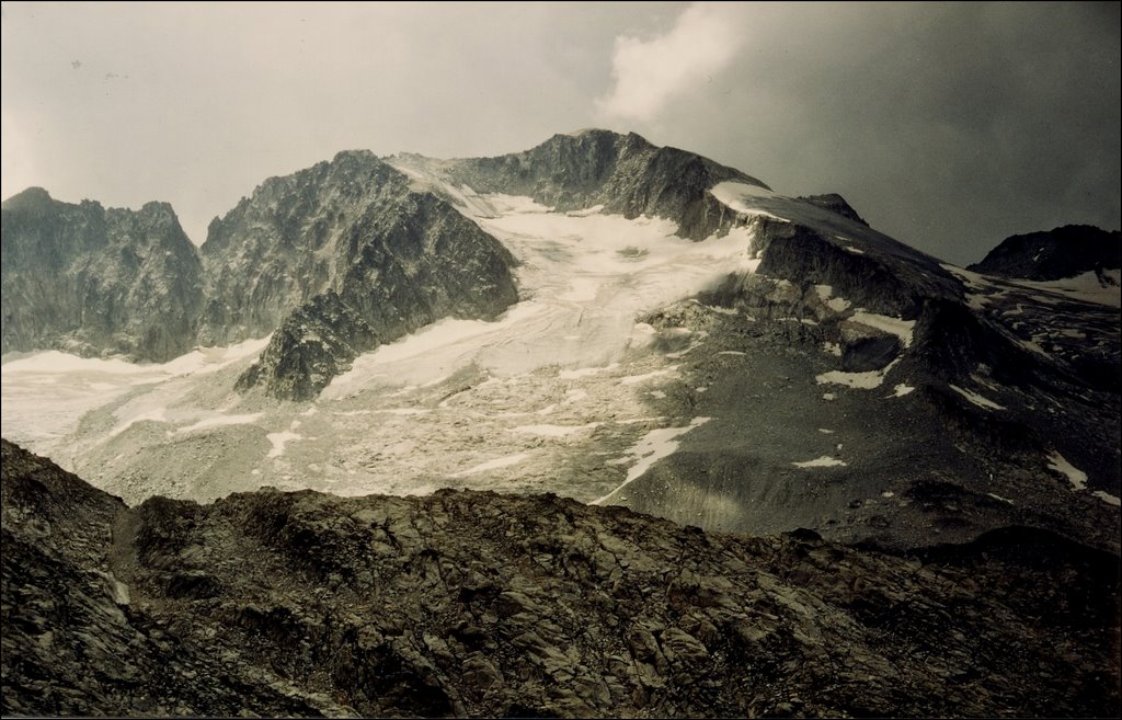 Pic de Barrancs vers Aneto by Jean Monkeye