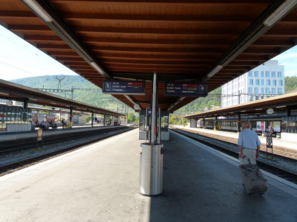 Quai de la Gare de Bienne et le Macolin en arrière plan by Magda GHALI