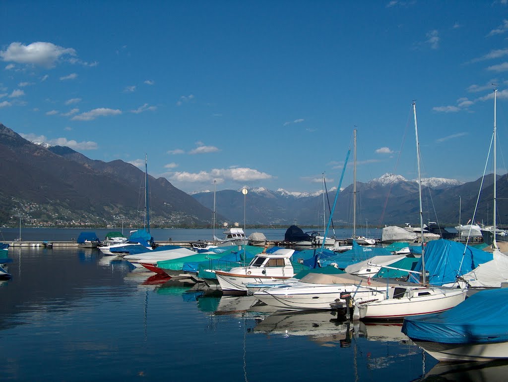 Blick Richtung Norden vom Bootshafen von Locarno by bienenritter