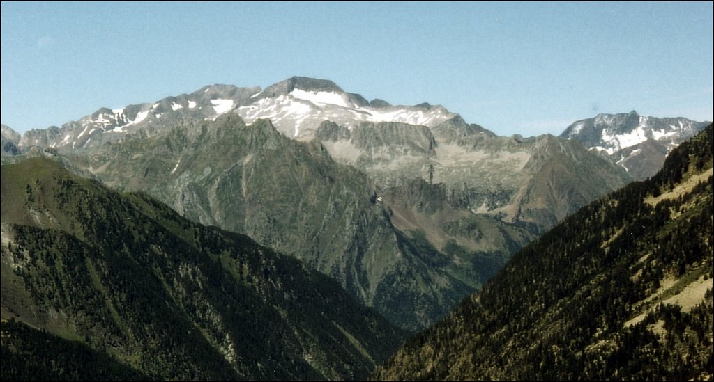 Vallée du Malibierne vers Posets by Jean Monkeye