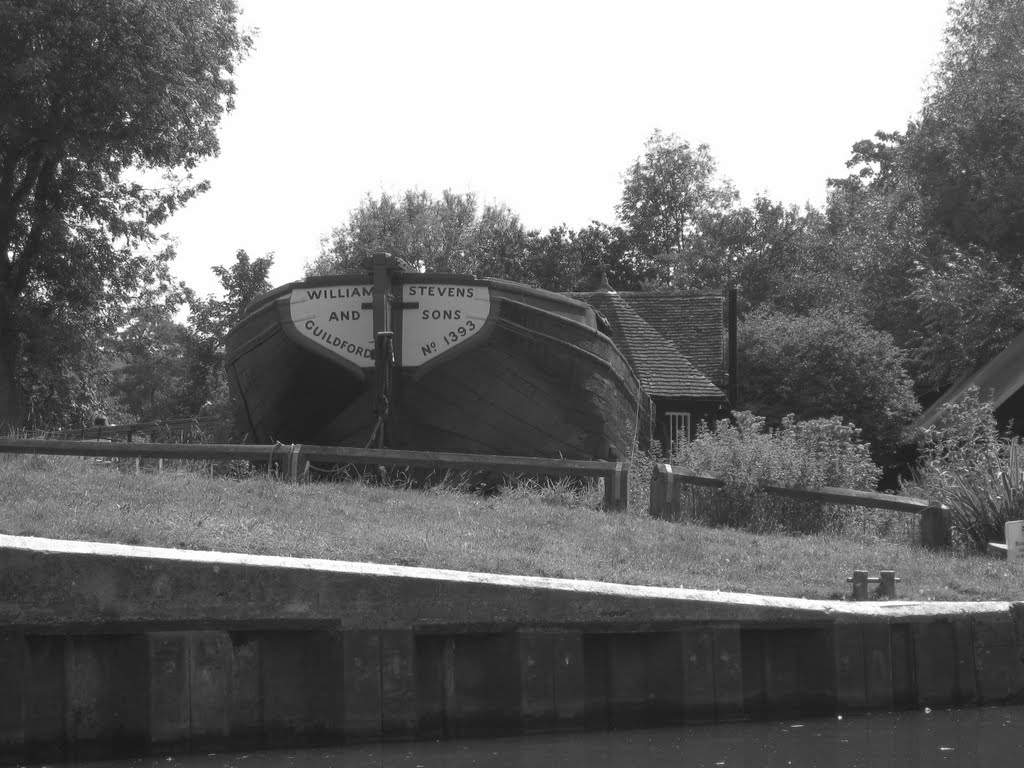 An original Wey barge, "Reliance" at Dapdune wharf by twosugars