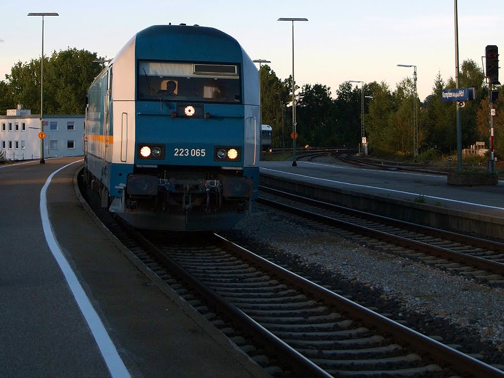 Der "Alex" (Allgäu-Express) fährt in Kempten ein / The so called 'Alex'-expresstrain arrives at the station of Kempten by Oelgo