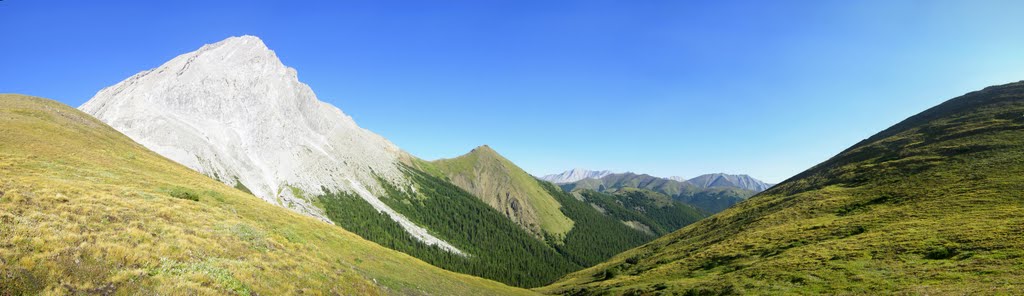 The false summit of Mist Mountain by Manfred Delong