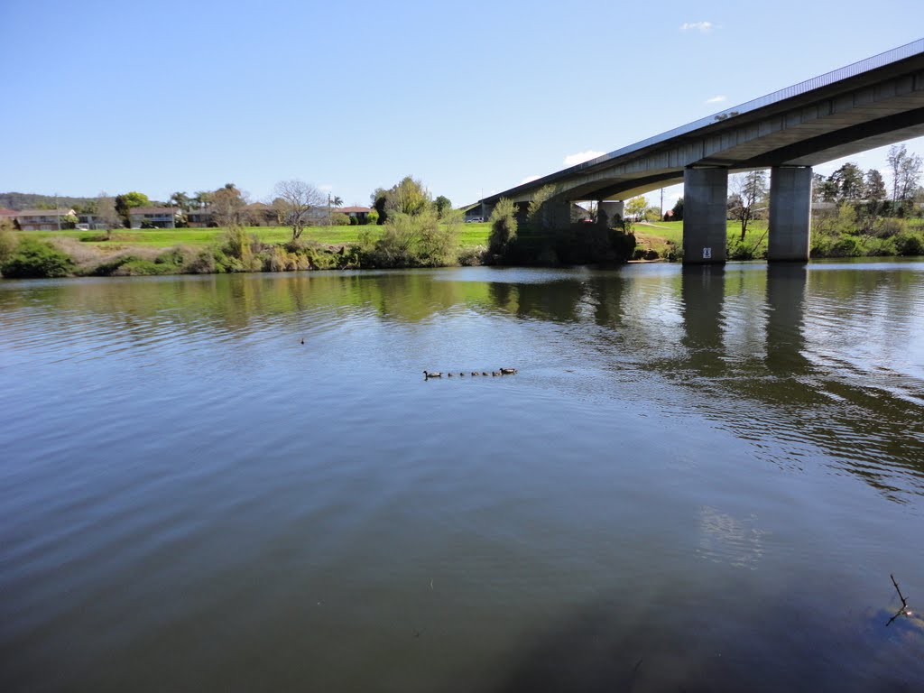 Penrith River Family by kljuco