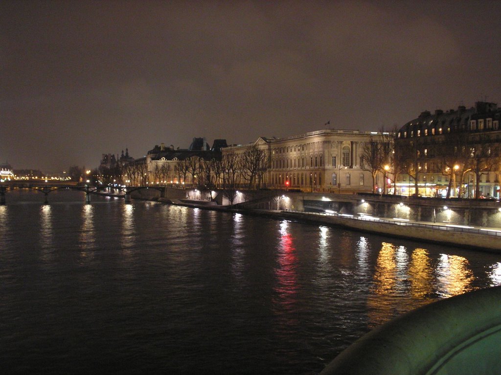 Paris, la nuit (Le Louvre depuis le Pont Neuf)) by Le photographe incon…