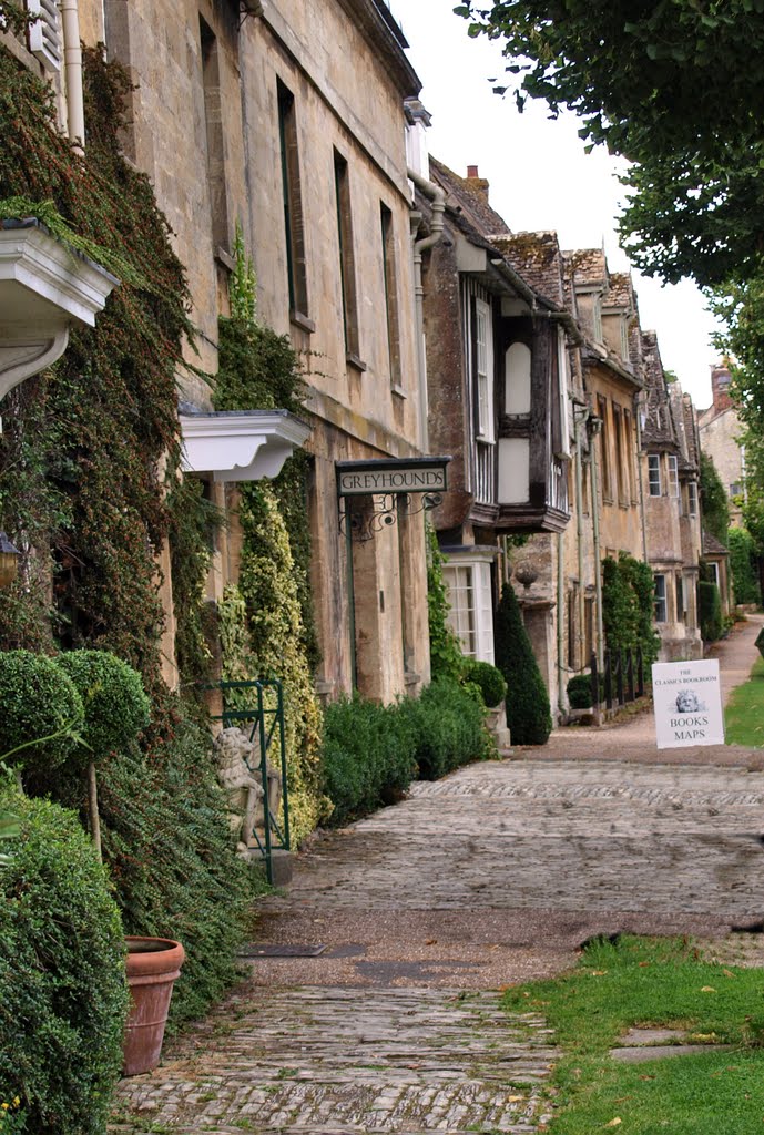 Tranquil old buildings in Burford away from the busy High Street. by andrewsbrown