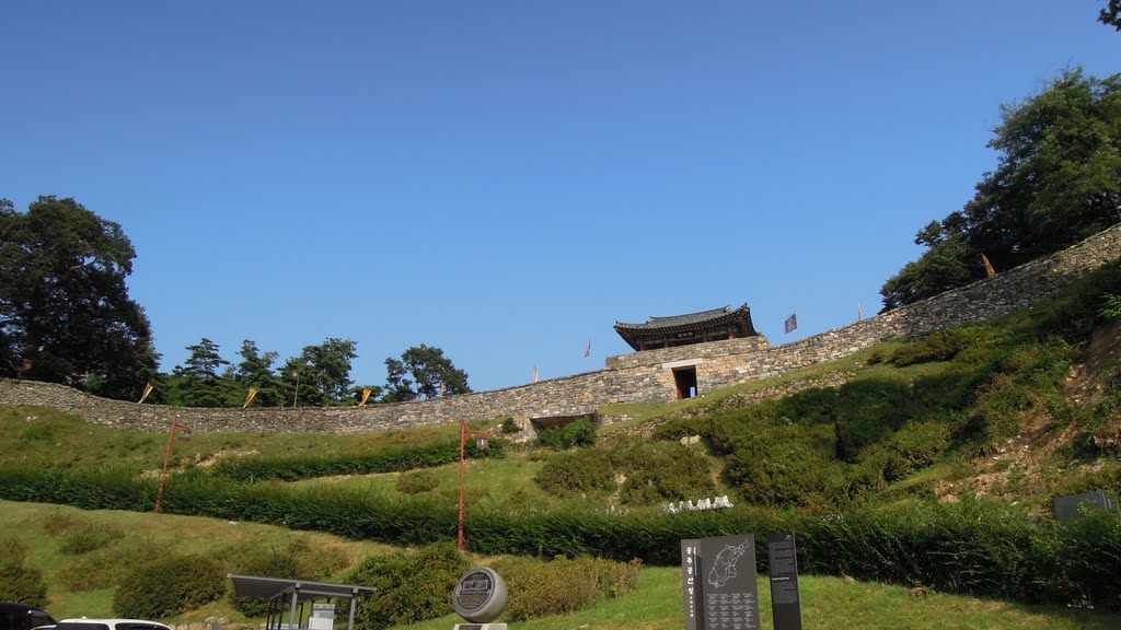 Gong-San-Sung (公山城) Mountain Fortress, Gong-Joo-Si (公州市), Korea by MC Han