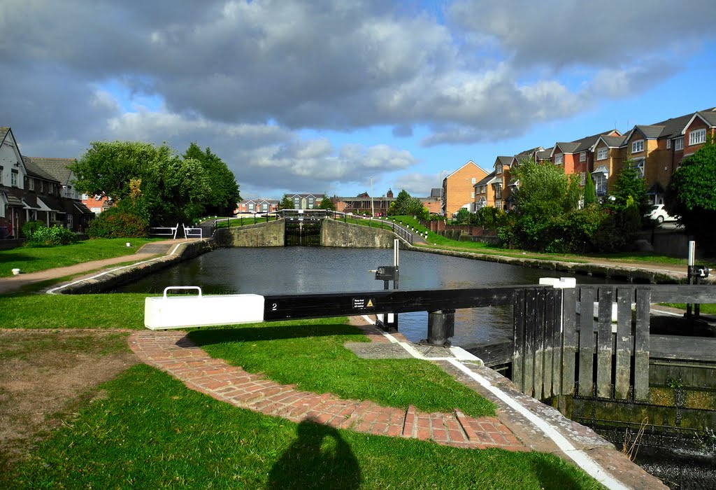 Leeds - Liverpool Canal Locks, Liverpool, England, United Kingdom by Canalous Guidemar