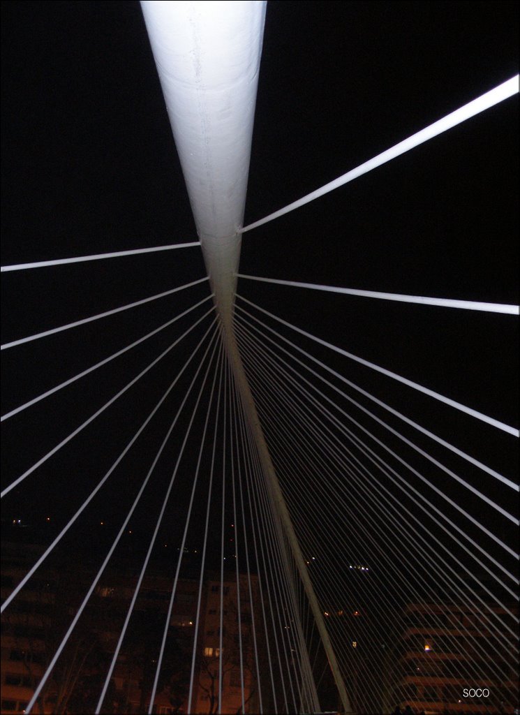 Bilbao, vista nocturna de la parte superior del puente by soco liesa