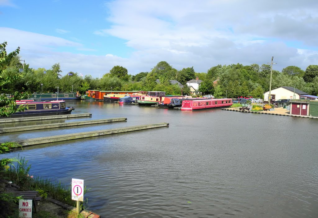 Leeds - Liverpool Canal, Rufford, Lancashire, England, United Kingdom by Canalous Guidemar