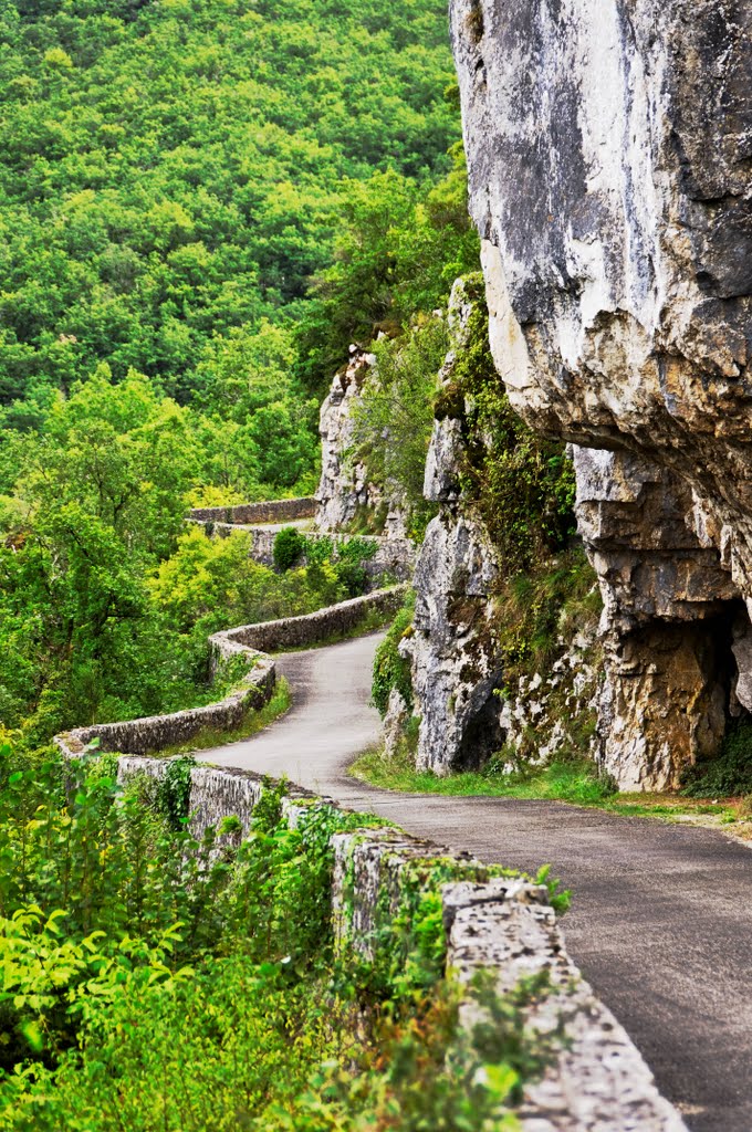 Route de Saint-Cirq-Lapopie by Elladan