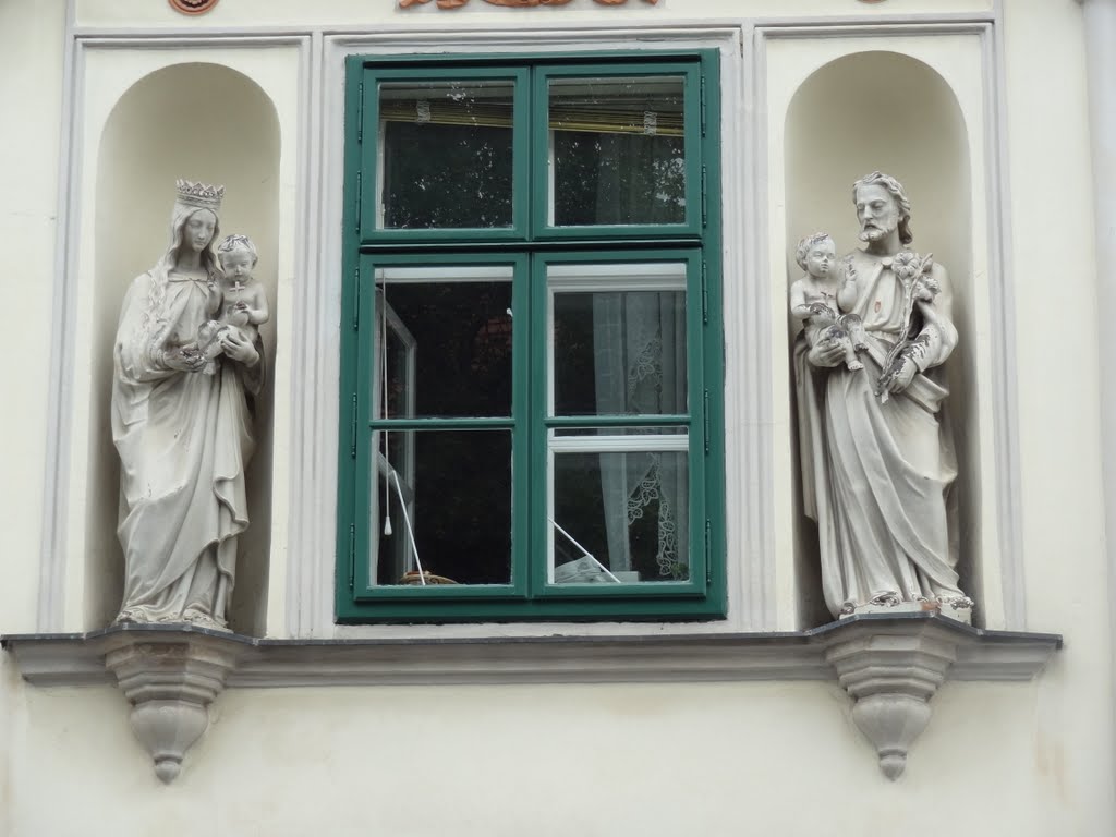 Statues of the Holy Family at the gable of the vicary of the Oswaldkirche (Altmannsdorfer Kirche) by Willem Nabuurs