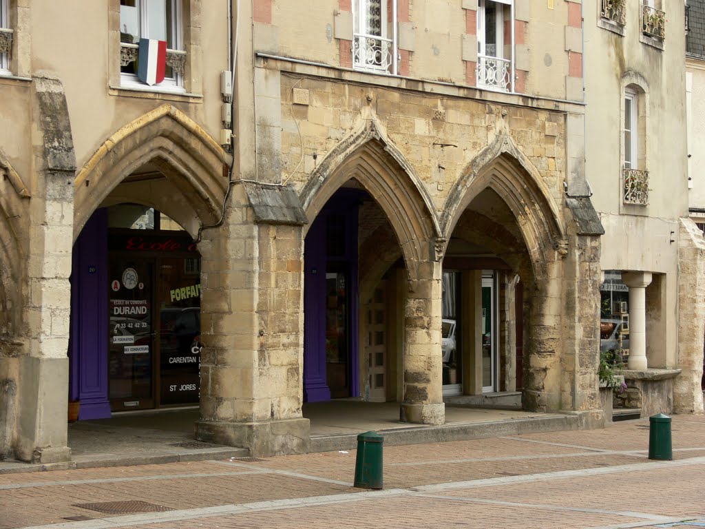 Place de la République - Maisons à arcades - Carentan (Manche) by Naru Kenji