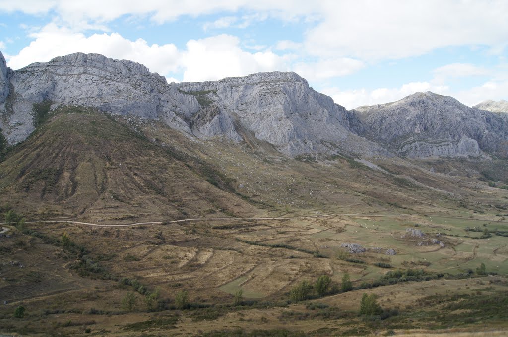 Paisajes de las tierras de Arbás (León). Valle glaciar en U. by Hikergoer