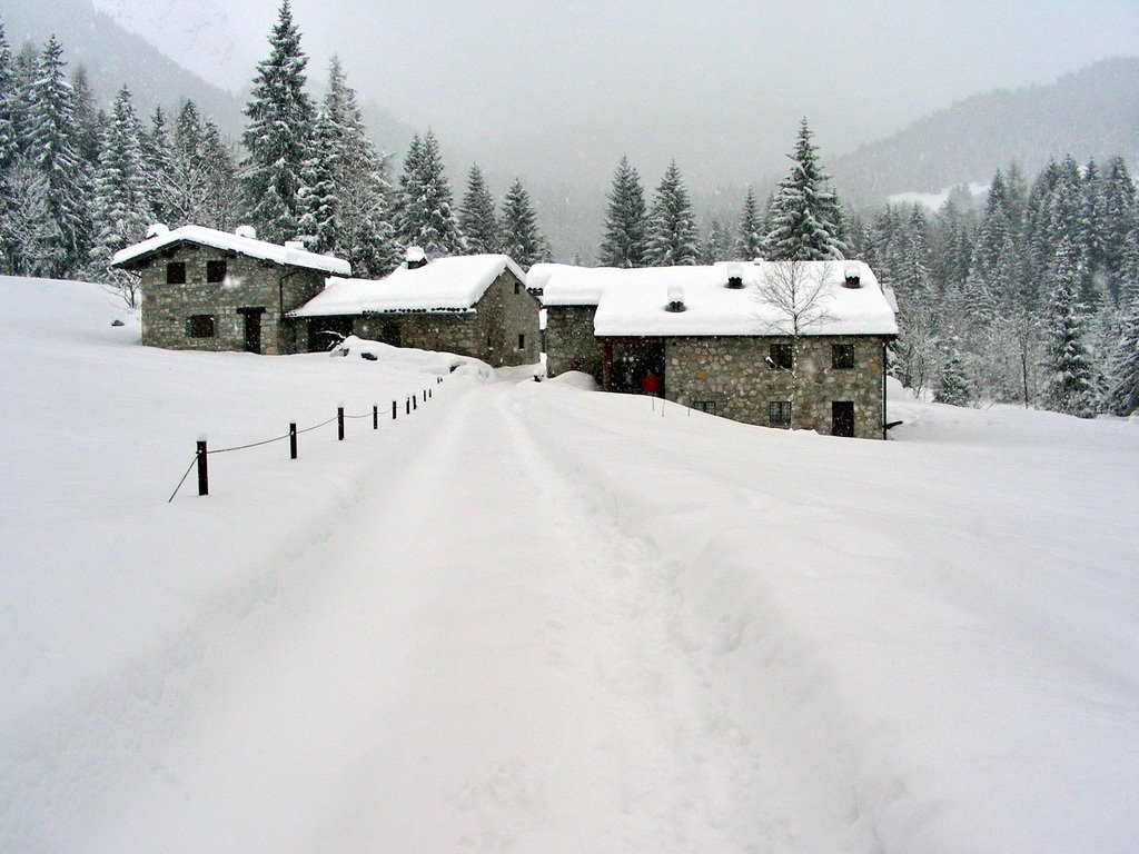 Baite del Moschel sotto una fitta nevicata by Baronchelli Marco