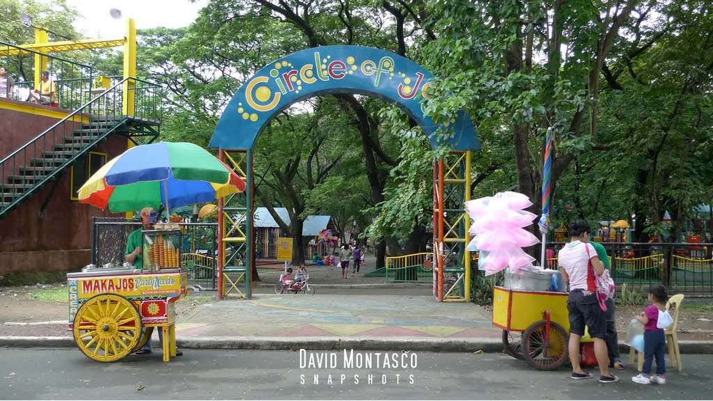 QMC Circle of Joy Welcome Arch by Montasco