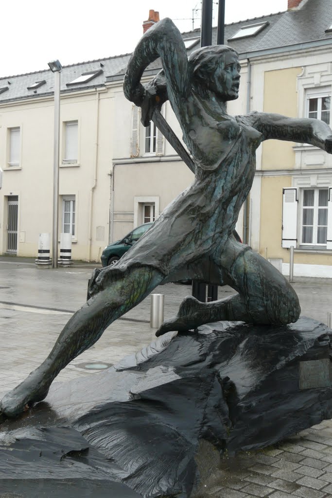 Trélazé, place de la mairie, sur un bloc de schiste, "la délivrance" une coréalisation de François Cacheux et Jean-Claude Mathieu, le fondeur d'art étant Christophe Le Floch by tofil44