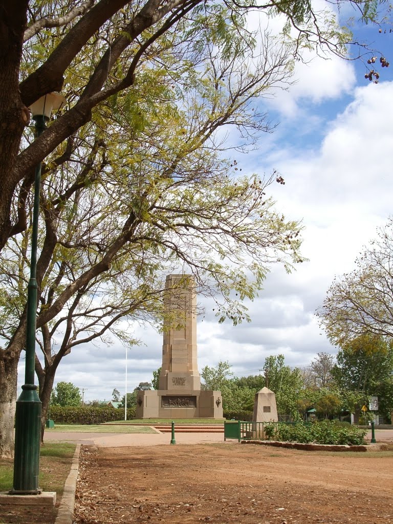 Dubbo War Memorial by Andrew Hetherington