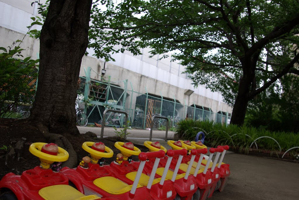 京急鶴見駅付近の公園 / A park near Keikyu Tsurumi Station by LittleGray