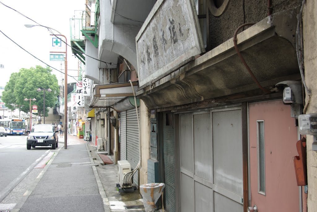 JR鶴見線ガード下 / Underneath JR Tsurumi Line by LittleGray