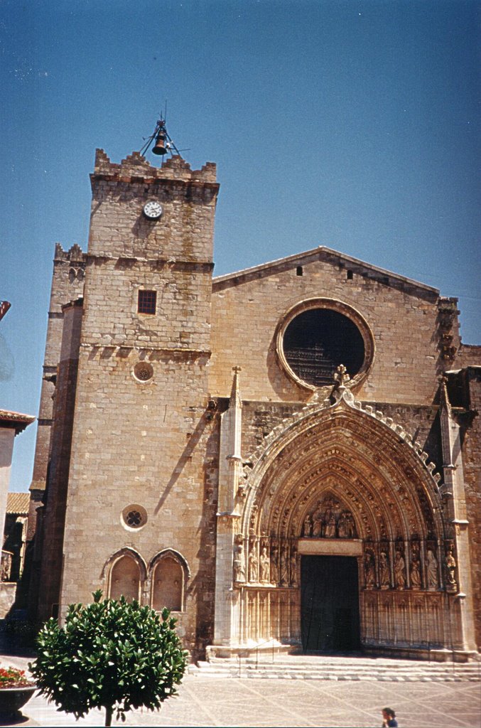 Castelló d´Empuries. Fachada de la iglesia by maxlasen