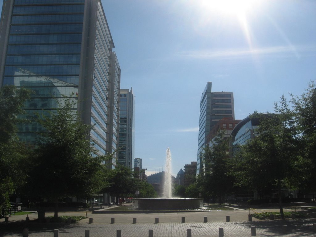 Fuente de agua - Cerro San Cristobal (al fondo) by Cristóbal Jordán