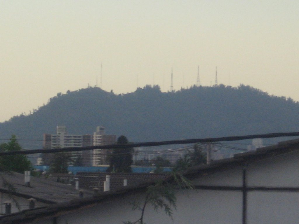 Cerro San Cristobal desde La Florida by Cristóbal Jordán