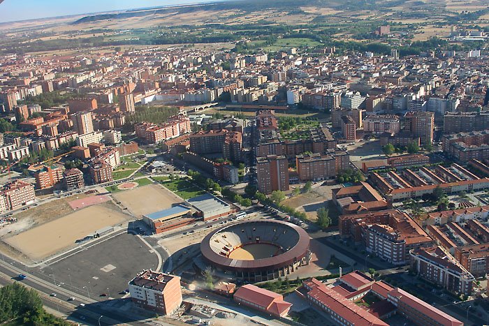 Palencia desde el aire a 1000ft Plaza de toros by AleXX_MAD