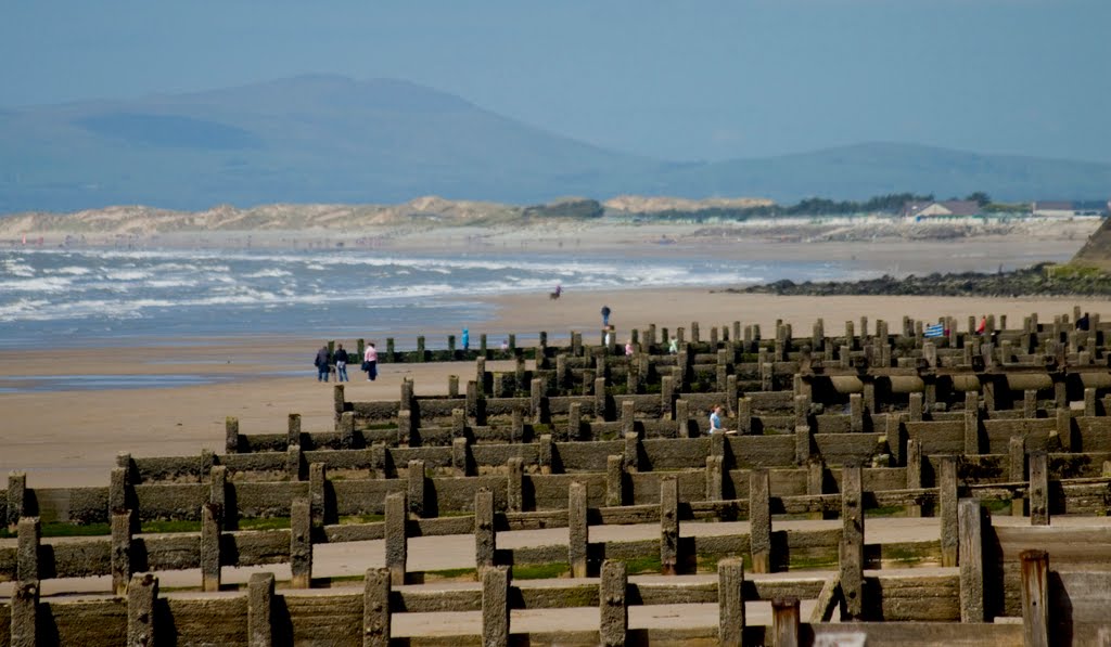 Looking north on Barmouth Beach. by Huw Harlech