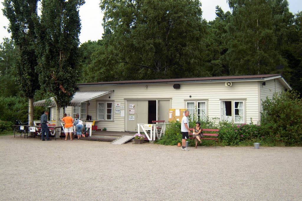 Main building in Kumpula allotment garden by Petteri Kantokari