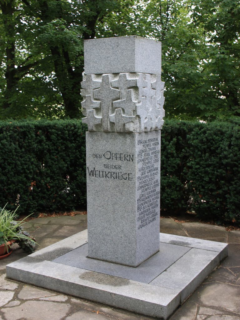 Kriegerdenkmal Zipplingen bei St. Martin Kirche 2011 by MH75