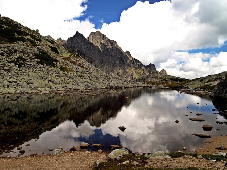 Sesterské pleso (1 962 m n.m.), Žltá veža (2 385 m n.m.), Prostredný hrot (2 441 m n.m.) by TomasGregor