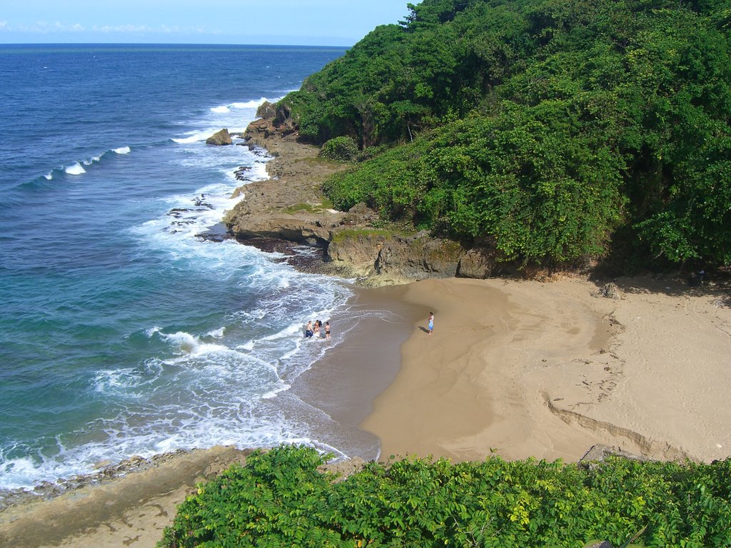 Vista de Puerto Hermina en Quebradillas by h2chu