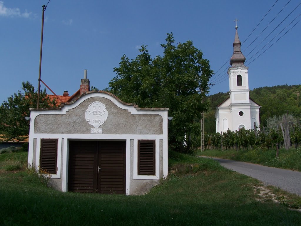 Háttérben a Becehegyi-kápolna by gordosb