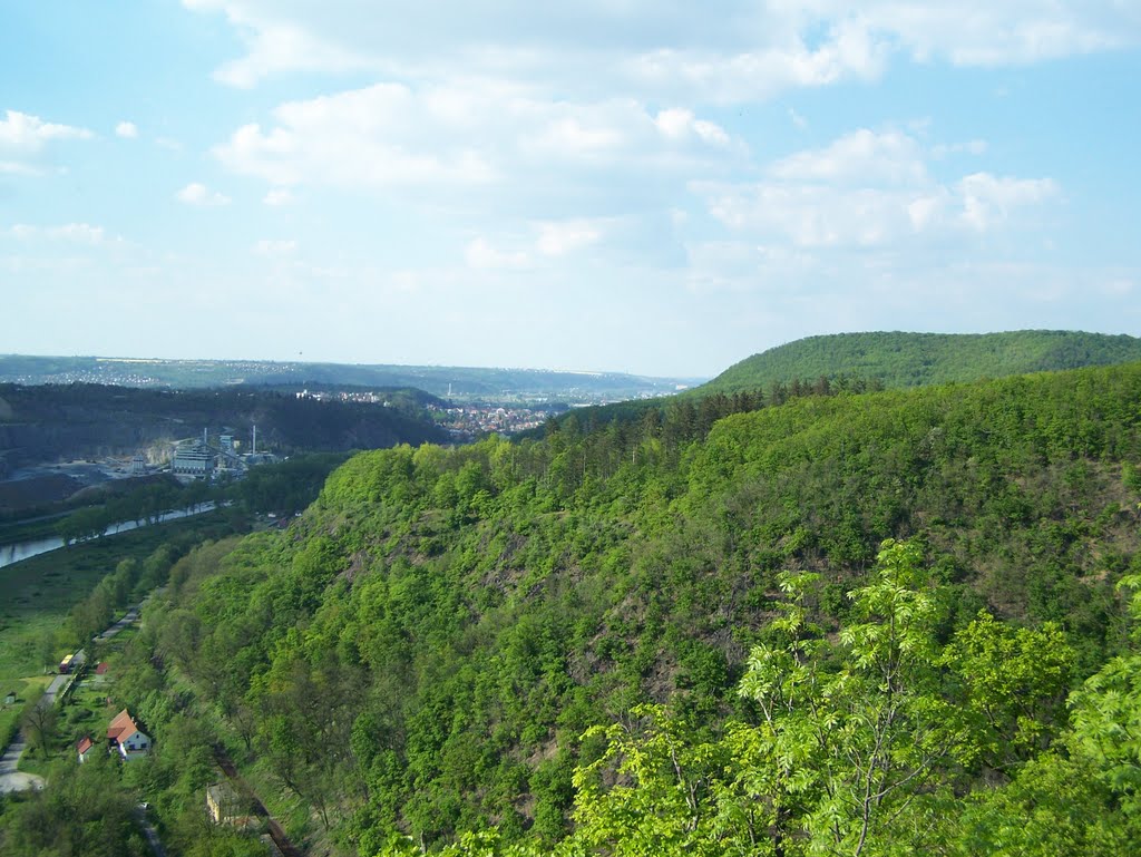 Zvolská homole - pohled z vrcholu (směr sever). Jarov, kamenolom, Zbraslav, Radotín (v pozadí) - Závist (vpravo) by lujerista