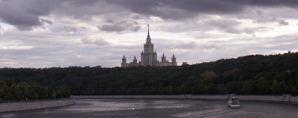 Панорама Воробьевых (Ленинских) гор и главного здания МГУ с Воробьевского шоссе... by Alex lal