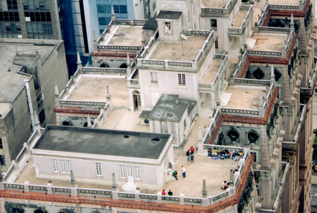 Terraço com pessoas - Edifício Martinelli, São Paulo, Brasil. by André Bonacin