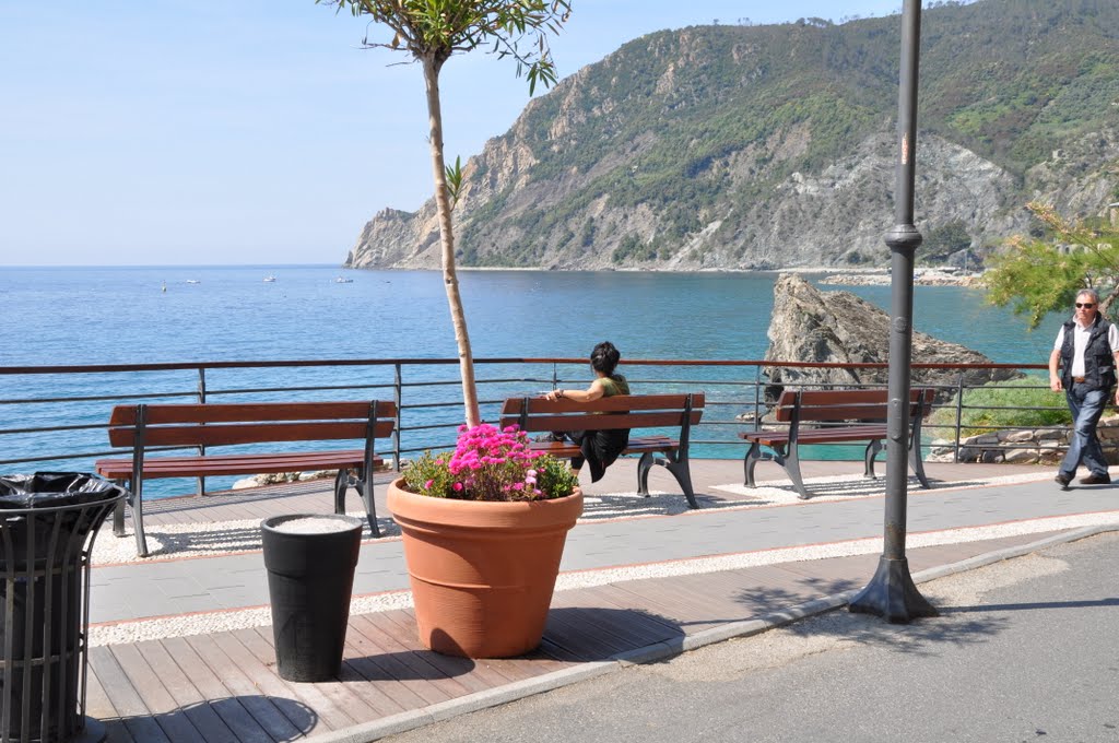 Monterosso Al Mare - The Mediterranean sea by Antoine Jasser