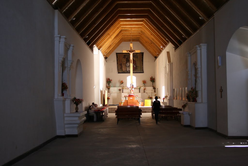 Nave derecha de la iglesia de Tarapacá. by Octavio Aldea