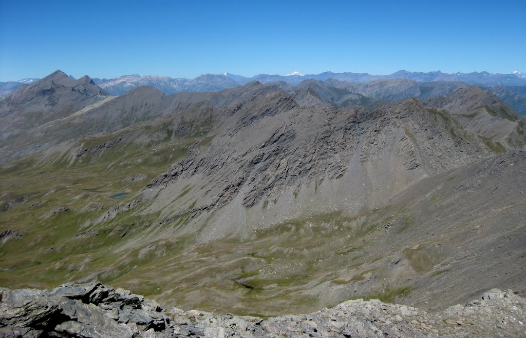 Dalla cima del Gran Queyron sulla sfondo di una eccezionale giornata il M. Bianco a destra il passo della Longia by Giovanni Malinverni